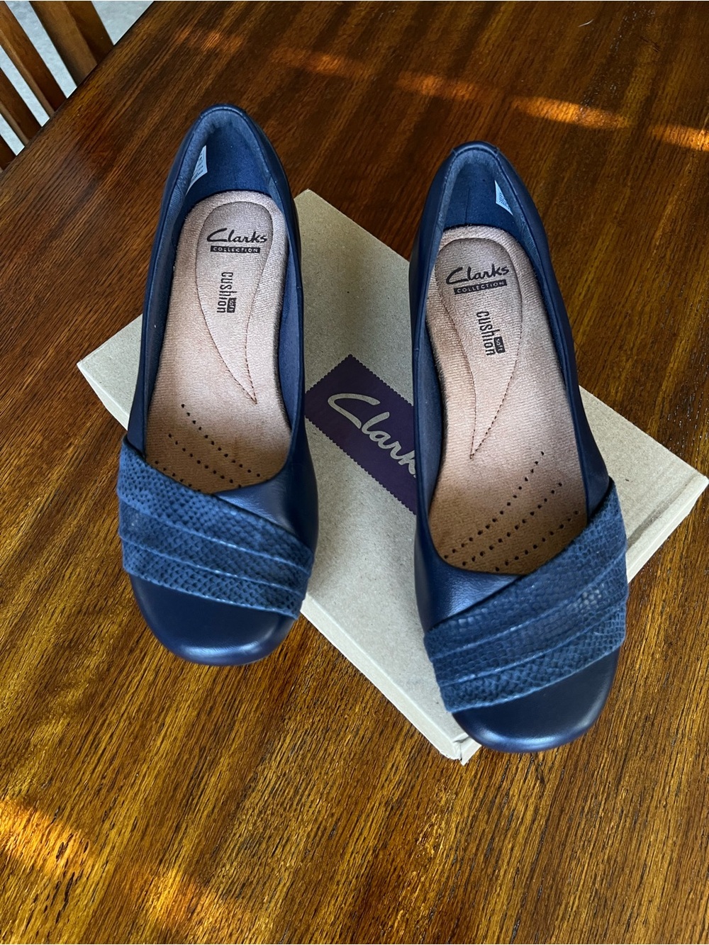 Clarks Women's Navy Blanche Cacee, size 6.5M